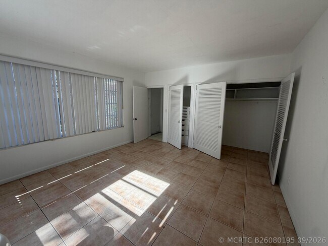 Building Photo - 5806 N Flagler Dr