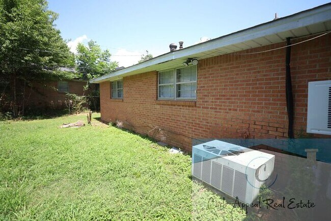 Building Photo - Move in special $600!! Recently renovated 3 bed 1 bath home with fenced yard and a bonus space! -...