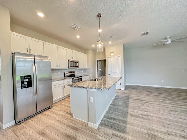 Building Photo - Gorgeous 4 Bed 2 Bath Home!