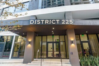 Building Photo - 225 N Miami Ave