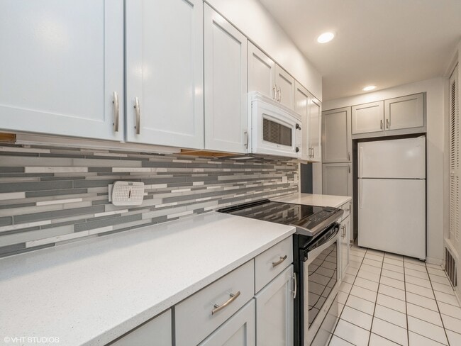 Building Photo - 550 Shorely Dr