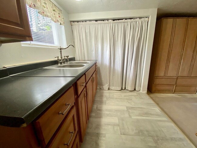 Building Photo - Spacious Milwaukie Studio