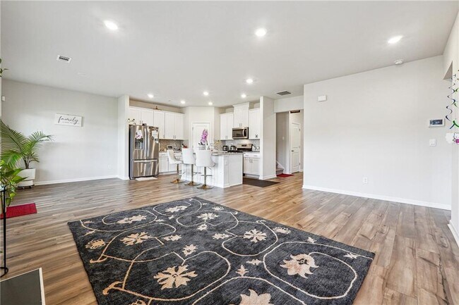 Building Photo - 446 Ravine Dr