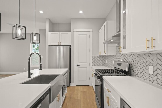 Building Photo - 823 Woodcrest Dr