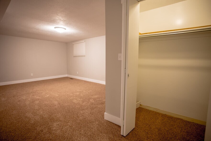 Building Photo - 931 Green Oaks Dr