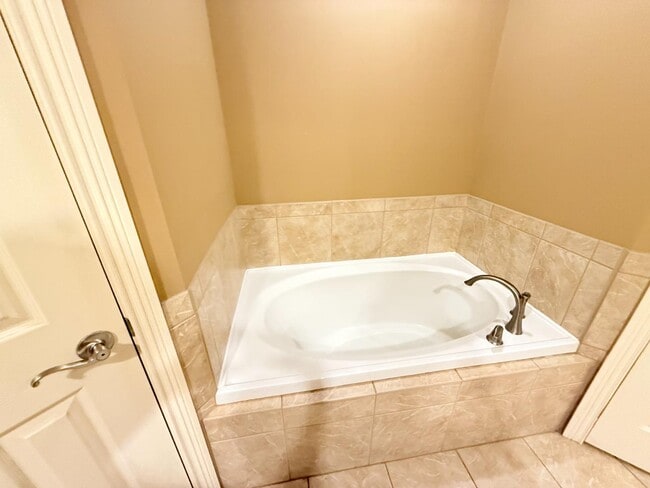 Building Photo - 6313 Sky Crest Ct