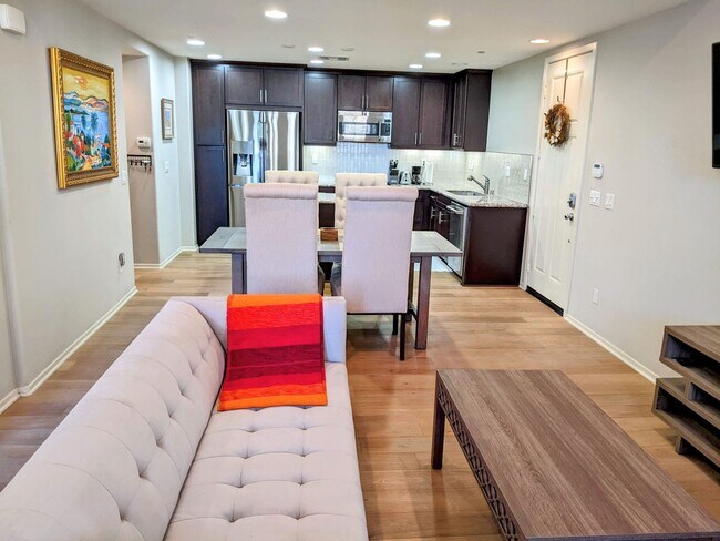 Building Photo - 4 Bedroom Townhome in the Promenade at Spectrum Community