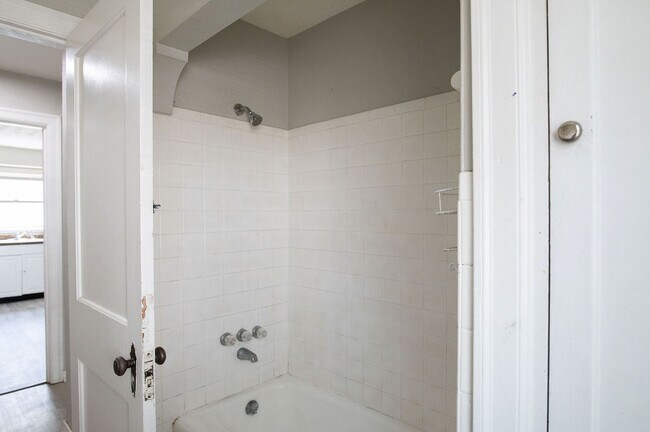 Building Photo - 331 Sandhurst Dr
