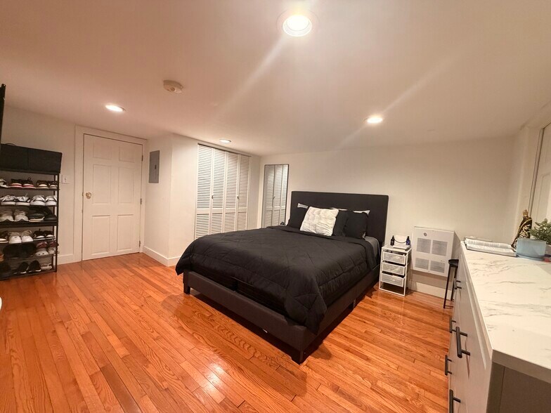 Building Photo - 532 East St