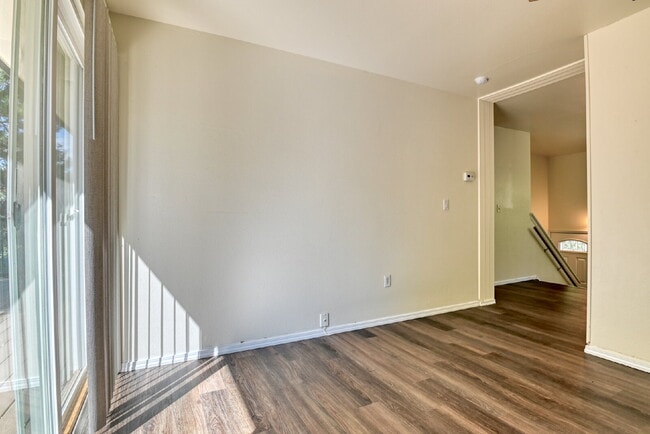 Building Photo - Fantastic Home In Village Seven For Rent