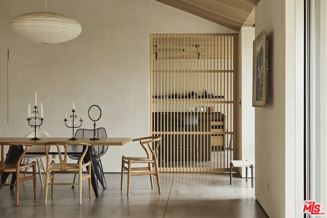 Building Photo - 5927 Busch Dr