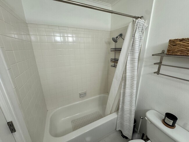 Building Photo - Room for Rent – Bear Valley, Denver | $1,000/month (Bills Included)