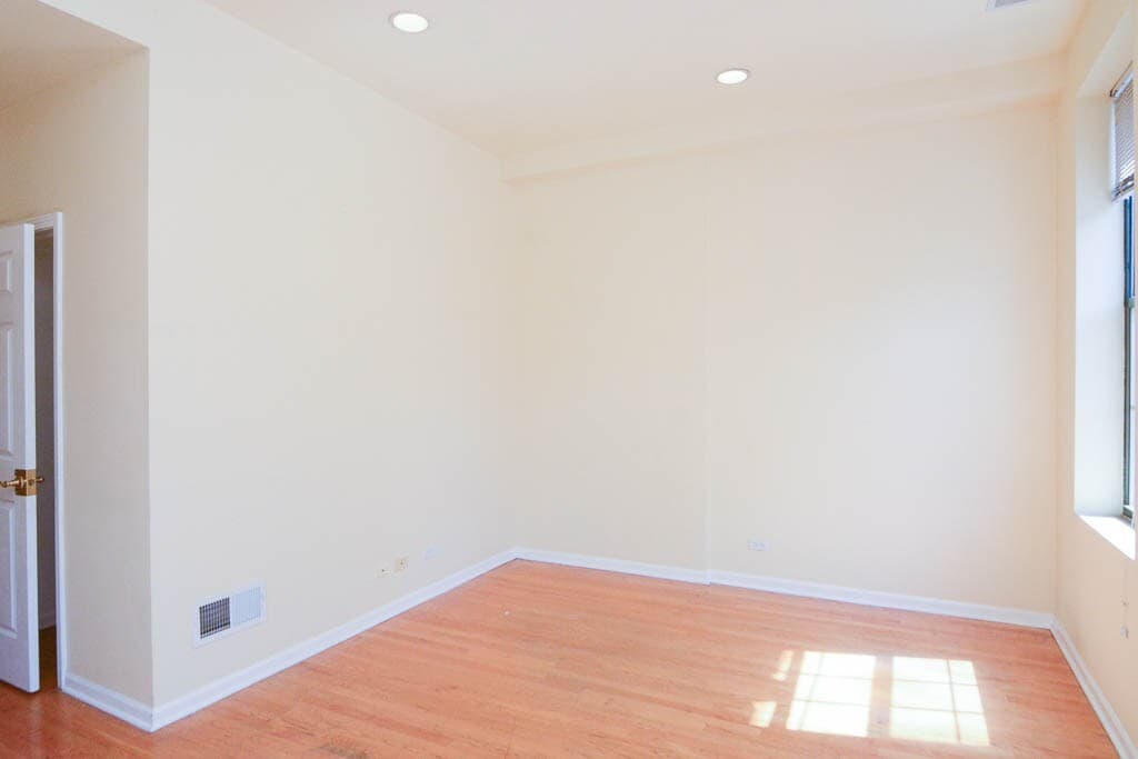 Building Photo - 218 W Division St