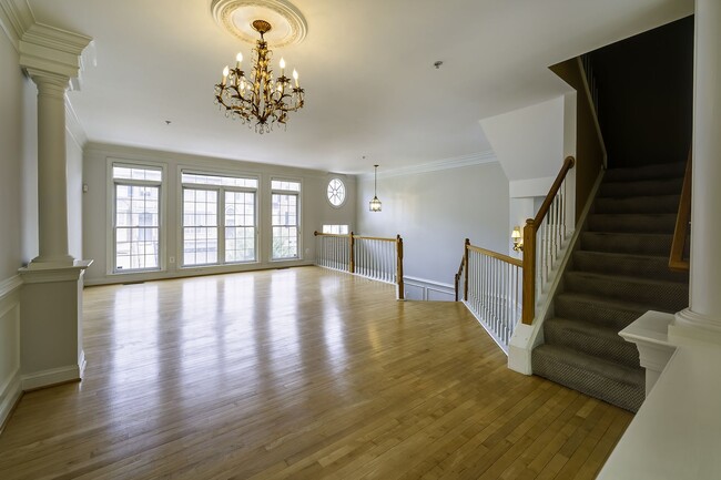 Building Photo - Tower Oaks First-Time Townhome in Rockville is Move-in Ready!