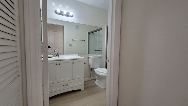 Building Photo - Gorgeous Fully Remodeled Condo