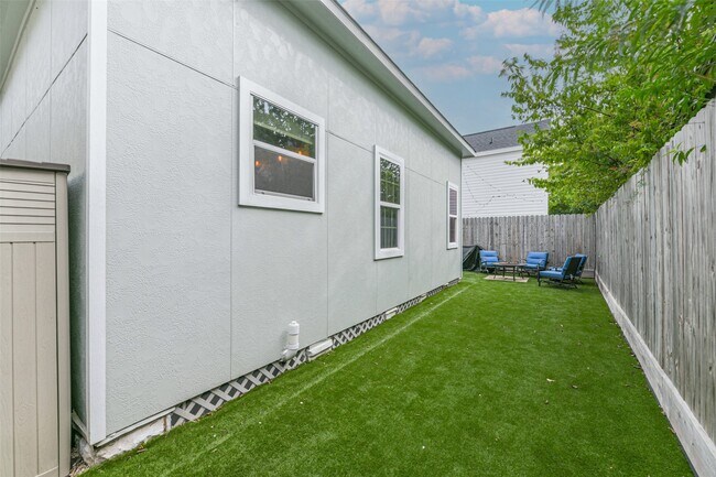 Building Photo - 213 N Hutcheson St