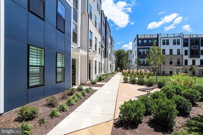 Building Photo - 45181 Drowes Ter