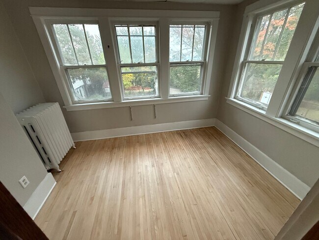 Building Photo - 6 bedroom 2 bath