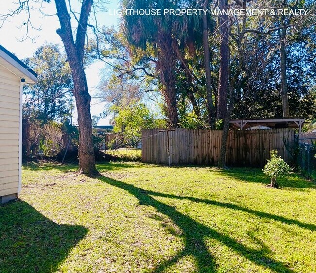 Building Photo - Spacious 3-Bed, 2-Bath with Covered Front Porch