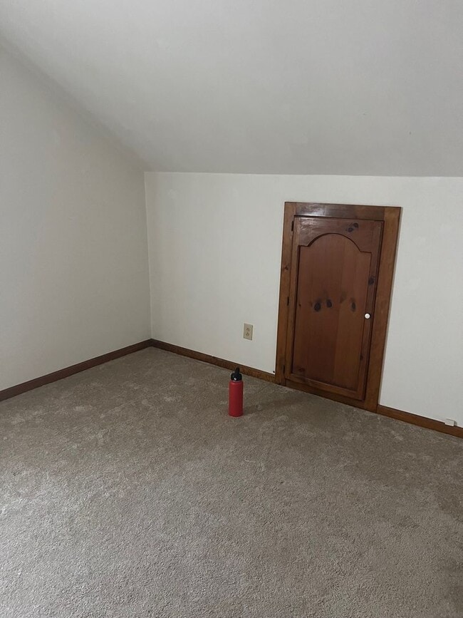 Building Photo - LARAGE RANCH HOME