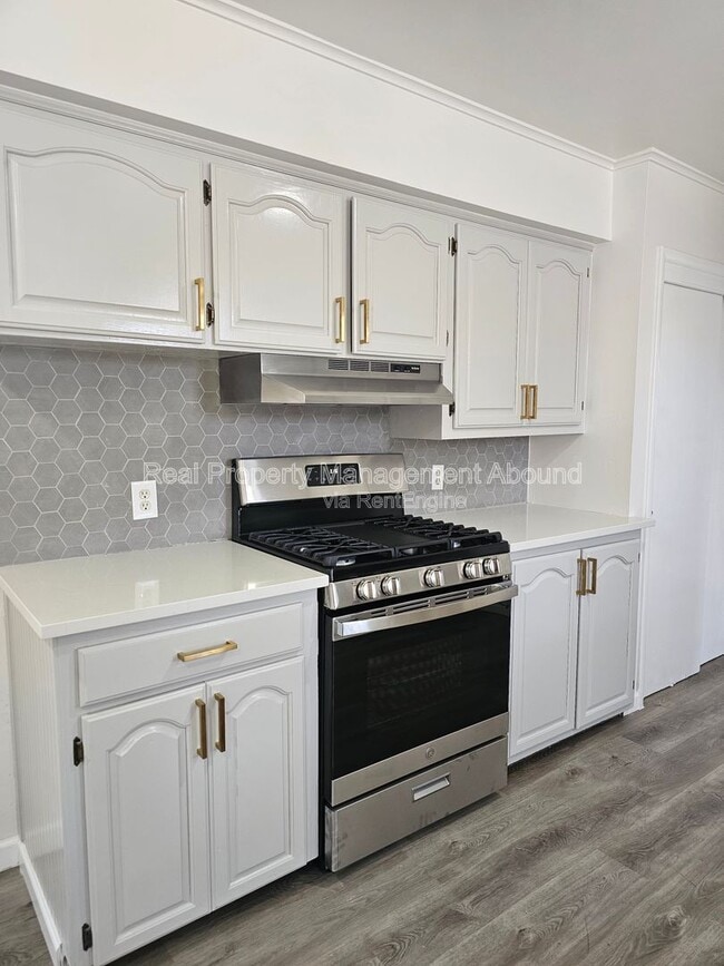 Building Photo - 1030 N Hickory Ave