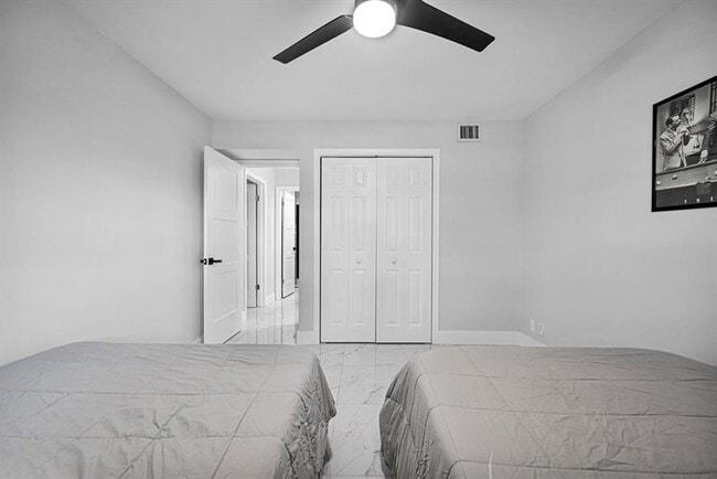 Building Photo - 6279 Bay Club Dr