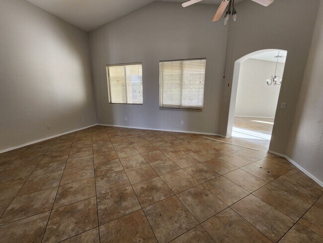 Building Photo - 12547 W Glenrosa Dr
