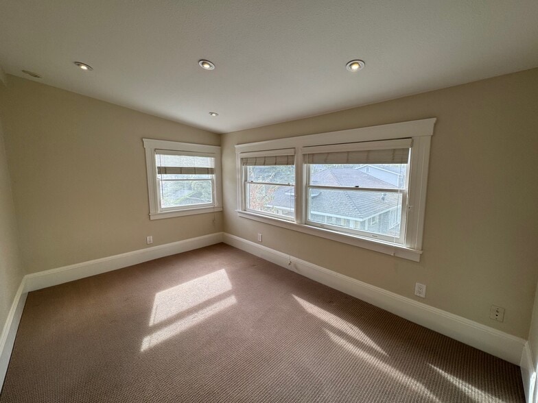 Building Photo - 2514 Central Ave