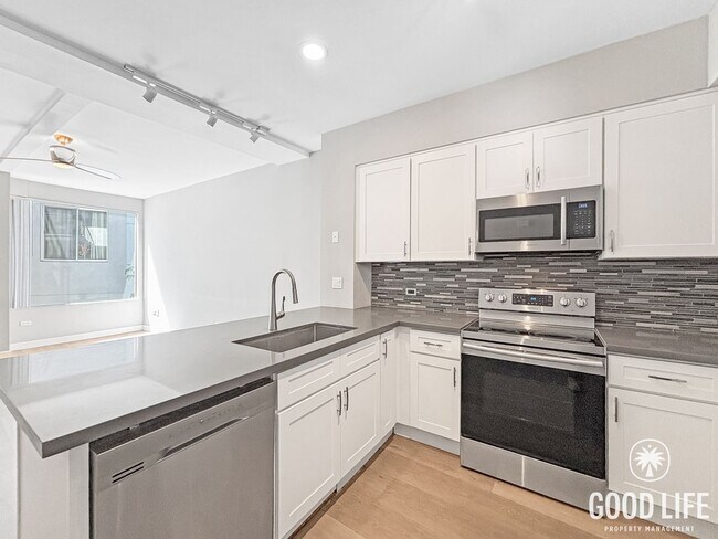 Building Photo - Sleek 1B/1BA Condo in the Heart of Marina District with A/C, In-Unit W/D & Reserved Parking!