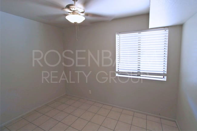 Building Photo - Charming & cozy 2-bedrooms, 1-bath triplex...