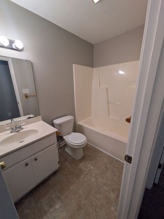 Building Photo - 3BD/2BA Unit in Hickory