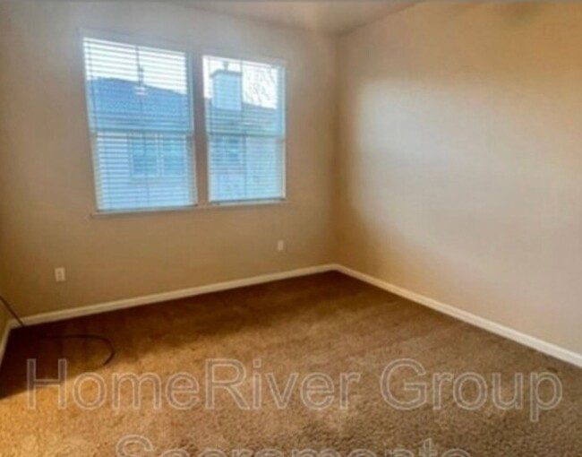 Building Photo - BEAUTIFUL 2/2 NATOMAS!!! Includes w/s/g!!!...