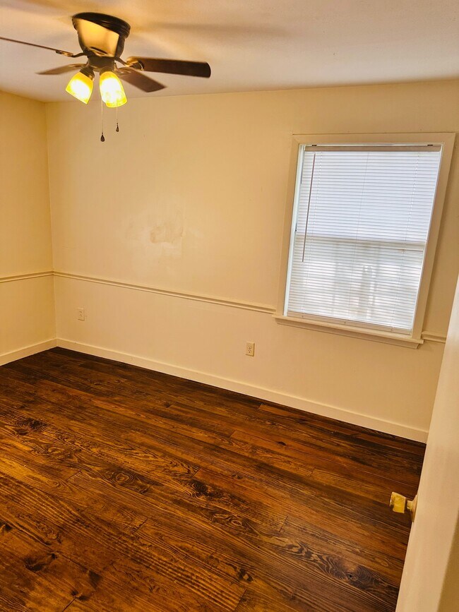 Building Photo - 3145 Woodview Dr