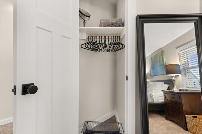 Building Photo - 29 Versailles Ave