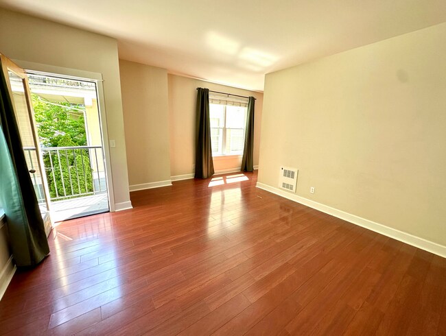 Building Photo - Spacious 3bed/3.5bath Townhome in West Sea...