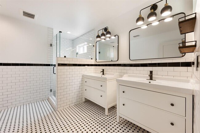 Building Photo - 2606 W 48th St