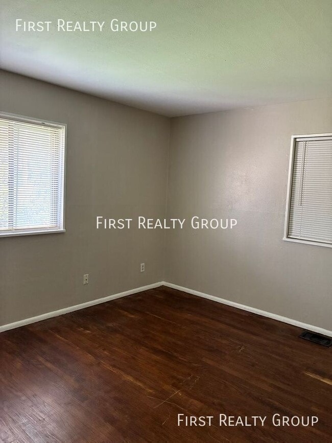 Building Photo - 2526 Kennedy Ave