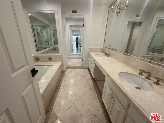 Building Photo - 324 N Palm Dr