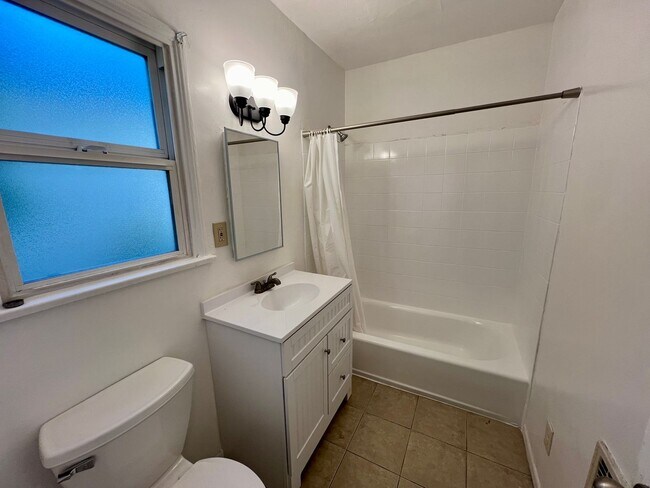 Building Photo - North Park Downstairs One Bedroom Apartmen...