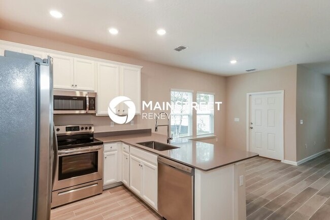 Building Photo - 3 Bedroom Pet-Friendly Home in Jacksonville, FL with Main Street Renewal