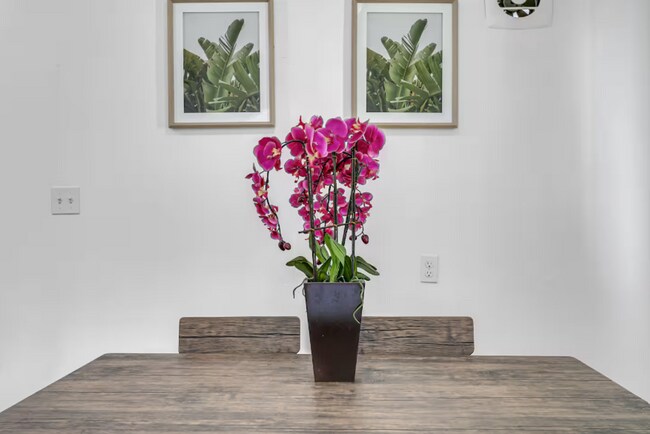 Building Photo - Furnished 2-Bedroom Corner Lot Home in Old...