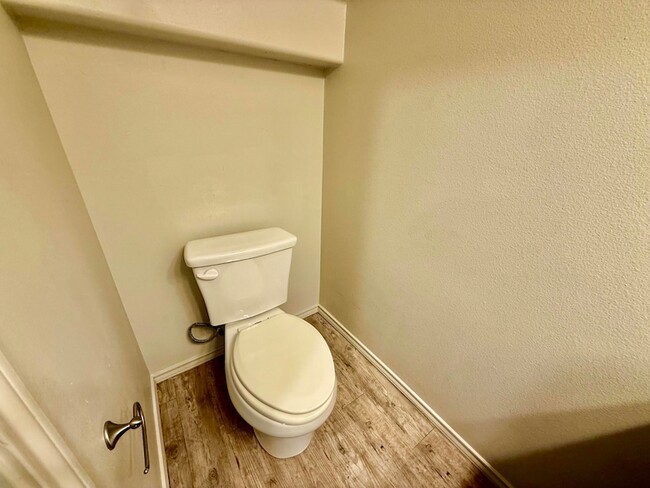 Building Photo - 909 Manchester Ct