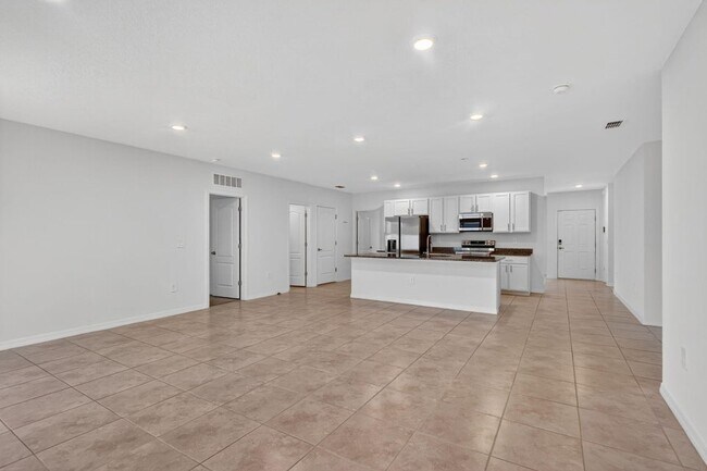 Building Photo - 657 NE Horizon Ln
