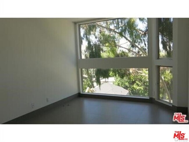 Building Photo - 3949 Los Feliz Blvd