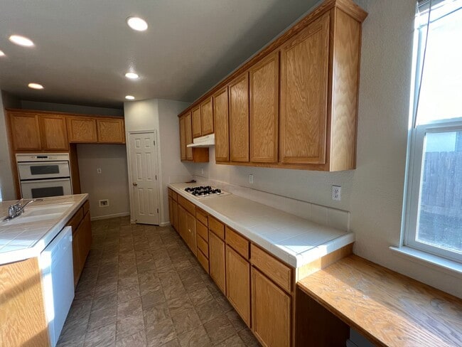 Building Photo - Large Two Story Crossroads Home!