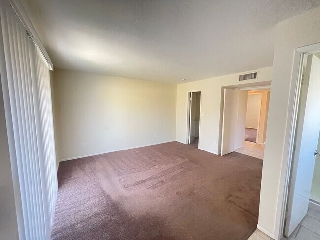 Building Photo - COMMUNITY POOLS-3 Bedroom/2 Bath in Dobson Ranch