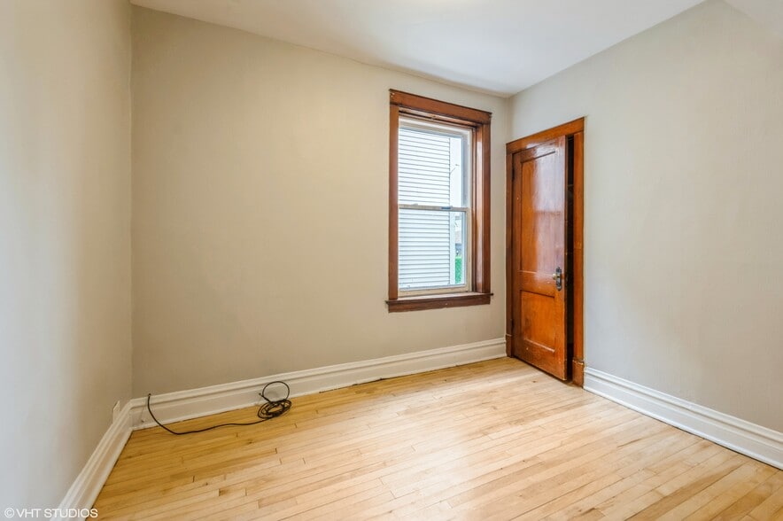 Primary Bedroom Unit #1 - 5138 W Montrose Ave