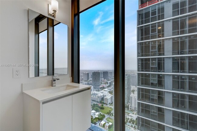 Building Photo - 700 NE 24th St