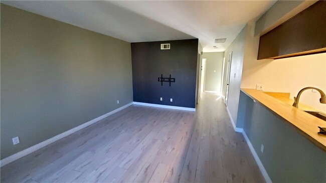 Building Photo - 5484 Dobbs St