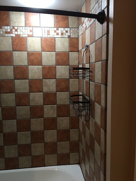 Shower - 926 Armistead St